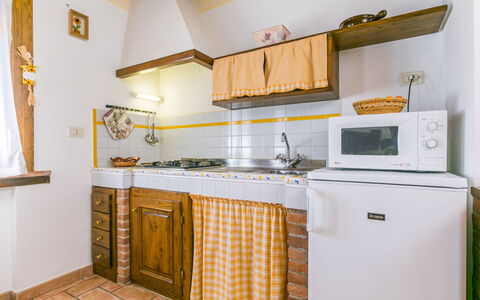 Suvereto 649: Cabinetry, Countertop, Eigendom, Keuken, Toestel Van De Keuken, Huishoudapparatuur, Hout, Fornuis, Verlichting, Wastafel