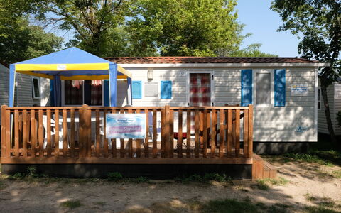 Camping Thurium: Lucht, Eigendom, Venster, Fabriek, Gebouw, Boom, Hout, Schaduw, Verblijf, Siding