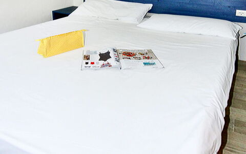 Camping Thurium: Meubilair, Bed Frame, Rechthoek, Hout, Verdieping, Flooring, Bed, Hardwood, Cabinetry, Slaapkamer