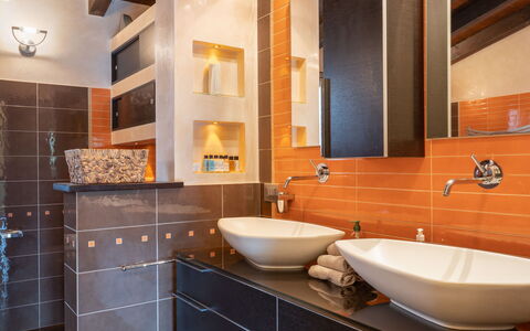 Villa Monterosso (Imp420): Interieur Ontwerp, Badkamer, Loodgieterswerkinrichting, Wastafel In De Badkamer, Wastafel, Flooring, Muur, Countertop, Kraan, Lichte Inrichting