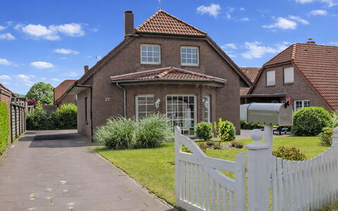 Christa (Hok110): Lucht, Gebouw, Woongebied, Venster, Huis, Dak, Huis, Buurt, Struik