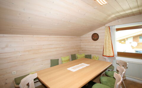 Klocker: Tafel, Meubilair, Eigendom, Hout, Stoel, Interieur Ontwerp, Gebouw, Flooring, Verdieping, Huis