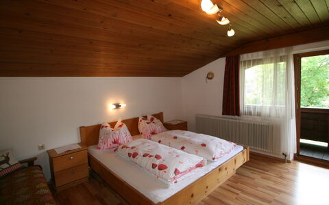 Klocker: Meubilair, Venster, Gebouw, Comfort, Hout, Interieur Ontwerp, Verdieping, Flooring, Beits