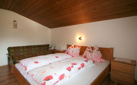 Klocker: Meubilair, Eigendom, Comfort, Gebouw, Hout, Bed, Interieur Ontwerp, Bed Frame, Verdieping, Hoofdkussen