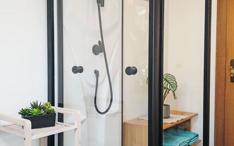 Maiklerhof: Interieur Ontwerp, Badkamer, Loodgieterswerkinrichting, Loodgieter, Kamer, Deur Van De Douche, Glas, Tegel, Toilet