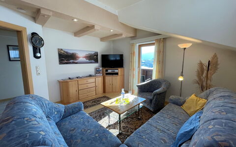 Fill: Fotolijst, Meubilair, Comfort, Televisie, Tafel, Bankstel, Gebouw, Hout, Lamp, Verlichting