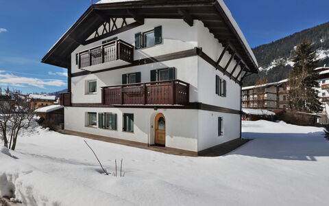 Pozza di Fassa 642: Lucht, Gebouw, Sneeuw, Eigendom, Venster, Fabriek, Boom, Huis, Helling, Woongebied