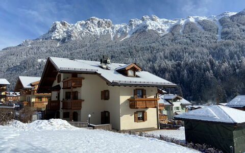 Soraga di Fassa 658: Sneeuw, Wolk, Berg, Lucht, Eigendom, Gebouw, Venster, Natuur, Huis, Helling