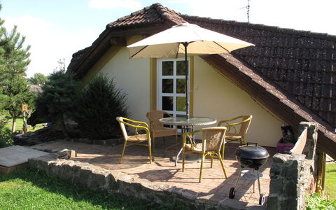 Horakova: Eigendom, Gebouw, Huis, Verblijf, Dak, Backyard, Patio, Onroerend Goed, Werf, Schaduw