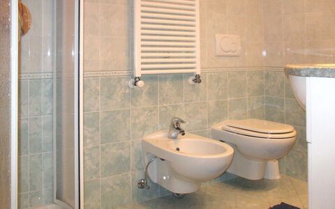 Spinel: Badkamer, Eigendom, Toilet, Tegel, Kraan, Kamer, Loodgieterswerkinrichting, Badkamer Accessoire, Muur, Wc Bril