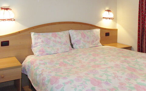 Spinel: Slaapkamer, Bed, Laken, Meubilair, Kamer, Bedding, Eigendom, Bed Frame, Dekbedovertrek, Matras