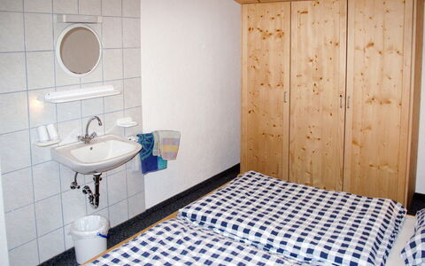 Josef: Badkamer, Kamer, Eigendom, Tegel, Verdieping, Interieur Ontwerp, Muur, Meubilair, Architectuur, Huis