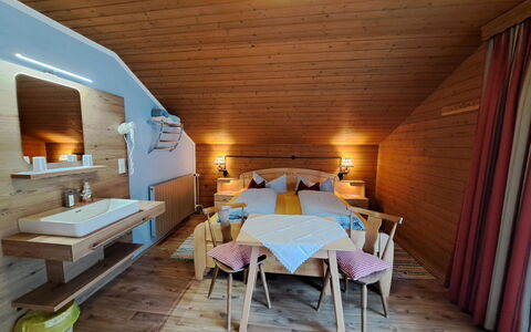 Schragl: Meubilair, Tafel, Eigendom, Gebouw, Comfort, Hout, Interieur Ontwerp, Verlichting, Verdieping, Flooring