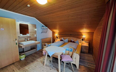 Schragl: Meubilair, Comfort, Gebouw, Bed Frame, Hout, Hoofdkussen, Interieur Ontwerp, Bed, Verdieping, Huis