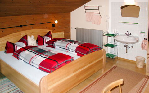 Schragl: Slaapkamer, Kamer, Bed, Meubilair, Eigendom, Bed Frame, Interieur Ontwerp, Laken, Suite, Bedding