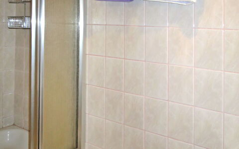 Beate: Badkamer, Tegel, Kamer, Eigendom, Deur Van De Douche, Loodgieterswerkinrichting, Douche, Verdieping, Glas, Architectuur