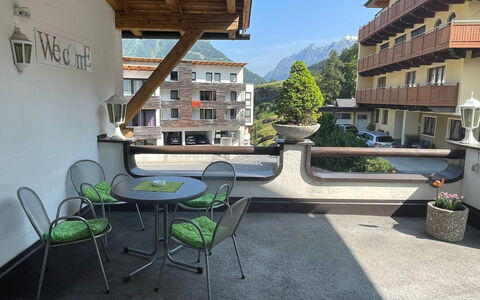 Sölden 723: Fabriek, Gebouw, Meubilair, Eigendom, Lucht, Tafel, Venster, Stoel, Bloempot, Kamerplant