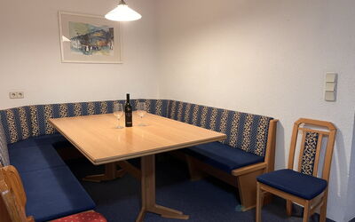 Wildmoos 723.2: Meubilair, Tafel, Hout, Architectuur, Interieur Ontwerp, Flooring, Woonkamer, Verdieping, Gebouw, Schaduw