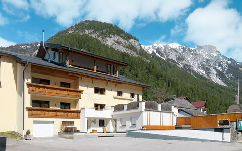 Zentral: Wolk, Lucht, Gebouw, Berg, Eigendom, Venster, Huis, Sneeuw, Bergachtig Landvormen