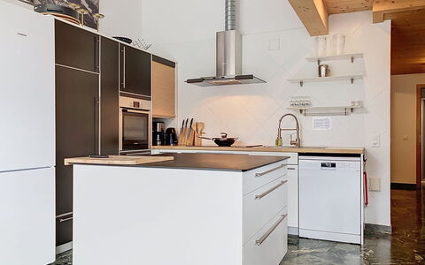 Les Cimes: Keuken, Toestel Van De Keuken, Countertop, Flooring, Cabinetry, Meubilair, Interieur Ontwerp, Major Appliance, Hout, Verdieping