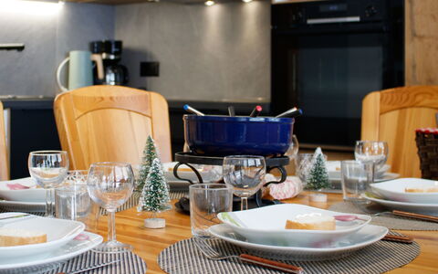 Siviez-Nendaz 649: Tableware, Meubilair, Serveware, Tafel, Voedsel, Dishware, Bord, Drinkware, Stoel