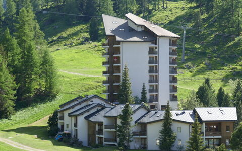 Siviez-Nendaz 649: Fabriek, Water, Eigendom, Meubilair, Gebouw, Tafel, Venster, Azure, Stoel, Interieur Ontwerp