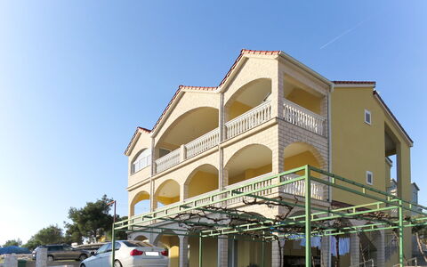 Šibenik 668: Eigendom, Gebouw, Architectuur, Huis, Onroerend Goed, Woongebied, Huis, Gemengd Gebruik, Facade, Balkon