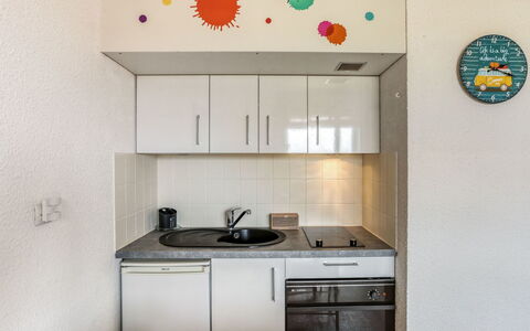 Trinquart: Kamer, Eigendom, Keuken, Meubilair, Cabinetry, Plafond, Interieur Ontwerp, Huis, Gebouw, Countertop