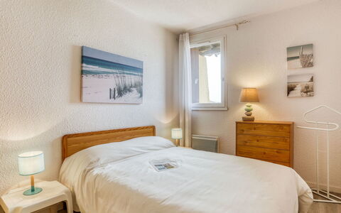 Trinquart: Slaapkamer, Meubilair, Bed, Kamer, Laken, Eigendom, Bed Frame, Bedding, Muur, Interieur Ontwerp