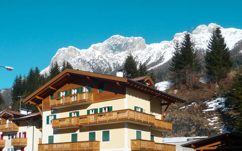 Pederiva (Sof740): Berg, Bergachtig Landvormen, Bergdorp, Bergketen, Heuvel Station, Sneeuw, Alpen, Eigendom, Winter,  Dorf\