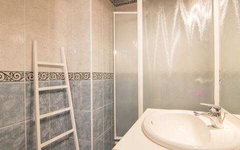 Douc: Badkamer, Eigendom, Tegel, Kamer, Interieur Ontwerp, Muur, Onroerend Goed, Loodgieterswerkinrichting, Bad, Architectuur