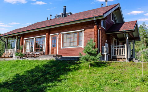 Villa Hymy: Meubilair, Stoel, Buitenmeubels, Tafel, Hout, Buitentafel, Keuken En Eettafel, Schaduw, Tuin, Paraplu