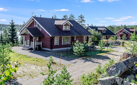 Villa Hymy: Meubilair, Stoel, Buitenmeubels, Tafel, Hout, Buitentafel, Keuken En Eettafel, Schaduw, Tuin, Paraplu