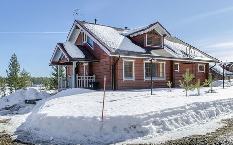 Villa Hymy: Meubilair, Stoel, Buitenmeubels, Tafel, Hout, Buitentafel, Keuken En Eettafel, Schaduw, Tuin, Paraplu