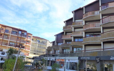 Capbreton 200: Lucht, Gebouw, Wolk, Fabriek, Eigendom, Venster, Blok Van De Toren, Stedelijk Ontwerp, Condominium, Muur