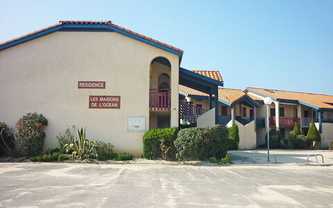 Capbreton 750: Water, Wolk, Lucht, Dag, Fabriek, Zwembad, Boom, Azure, Schaduw, Hek
