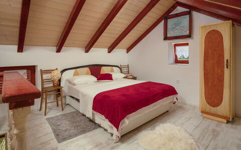 Maria: Slaapkamer, Bed, Kamer, Meubilair, Eigendom, Bed Frame, Interieur Ontwerp, Plafond, Zolder, Gebouw