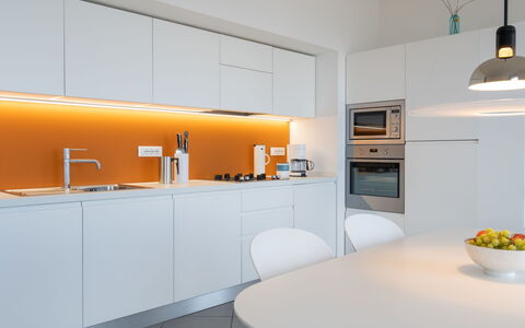 Terre Bianche: Kamer, Countertop, Eigendom, Interieur Ontwerp, Meubilair, Keuken, Geel, Cabinetry, Oranje, Huis