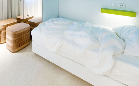 San Teodoro 733: Interieur Ontwerp, Slaapkamer, Bed, Verdieping, Flooring, Verlichting, Meubilair, Bedding, Laken, Linens