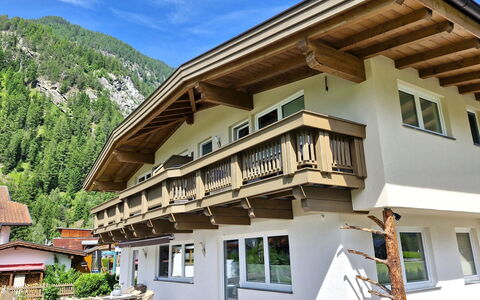 Längenfeld 656: Balkon, Bergdorp