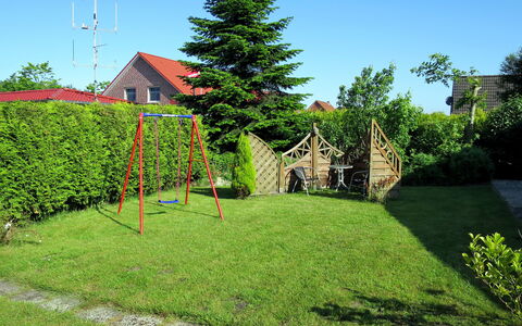 Lilly: Groen, Boom, Gras, Huis, Land Lot, Struik, Gazon, Fabriek, Woody Plant, Huis