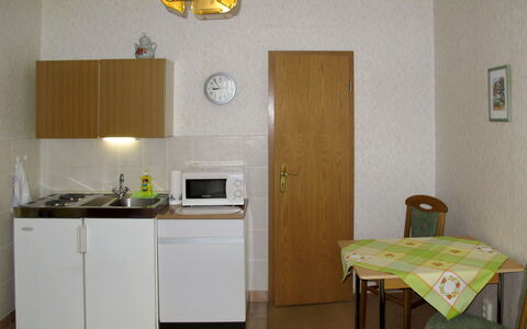 Am Park: Kamer, Meubilair, Eigendom, Interieur Ontwerp, Verdieping, Muur, Geel, Cabinetry, Gebouw, Huis