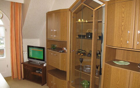 Am Park: Cabinetry, Meubilair, Lade, Stellingen, Ladenkast, Venster, Plank, Gebouw, Hout, Interieur Ontwerp