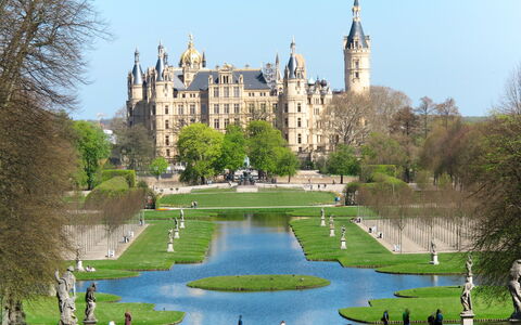 Am Park: Water, Dag, Lucht, Eigendom, Gebouw, Fabriek, Groen, Natuur, Boom, Architectuur
