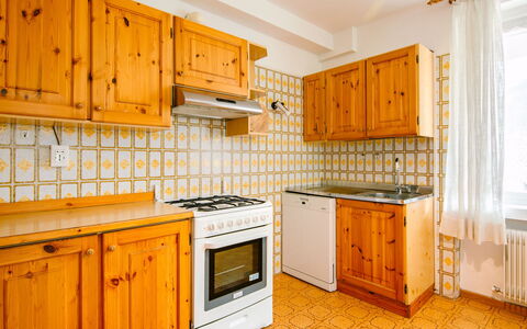 Moena 626: Countertop, Cabinetry, Meubilair, Eigendom, Gebouw, Toestel Van De Keuken, Keuken, Fornuis, Huishoudapparatuur, Hout