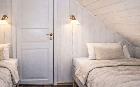 Risdalbu: Flooring, Verdieping, Muur, Hout, Interieur Ontwerp, Slaapkamer, Plafond, Kamer, Bed, Verlichting