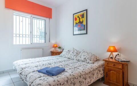Green House: Slaapkamer, Bed, Meubilair, Kamer, Eigendom, Laken, Bed Frame, Oranje, Interieur Ontwerp, Bedding