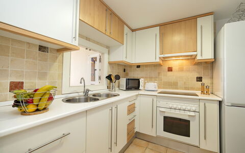 Altea 763: Countertop, Eigendom, Kamer, Keuken, Cabinetry, Meubilair, Geel, Interieur Ontwerp, Gebouw, Onroerend Goed