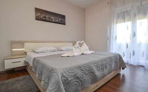 Stipe: Slaapkamer, Meubilair, Bed, Kamer, Eigendom, Laken, Bedding, Bed Frame, Interieur Ontwerp, Muur