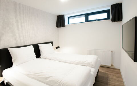 Oesterdam Resort: Meubilair, Eigendom, Comfort, Gebouw, Hout, Textiel, Bed Frame, Schaduw, Hoofdkussen